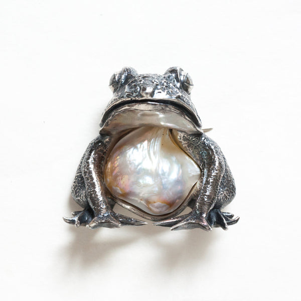 kiss the frog baroque pearl and sterling silver brooch front view