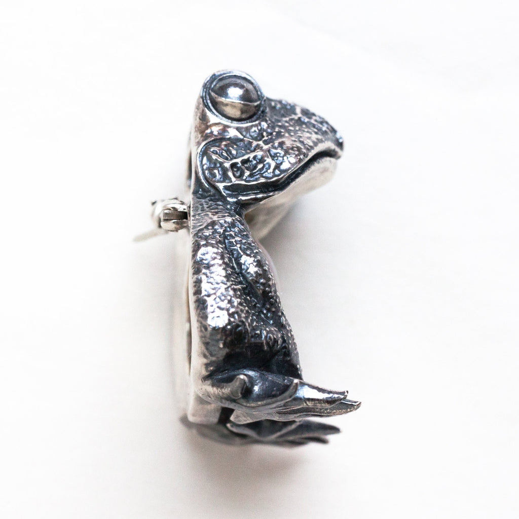 kiss the frog baroque pearl and sterling silver brooch side view