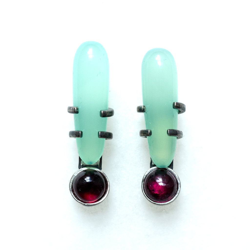 chrysoprase and rhodolite garnet in an exclamation point arrangement. With shoelace setting. front