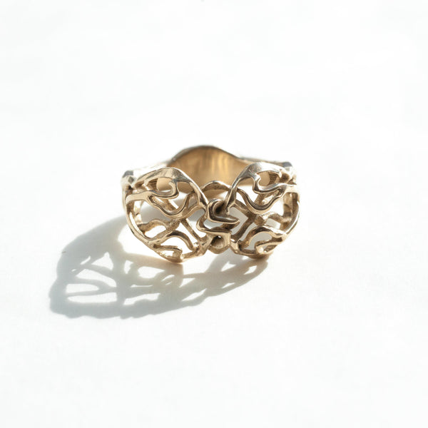 delicate lattice work gold ring, front