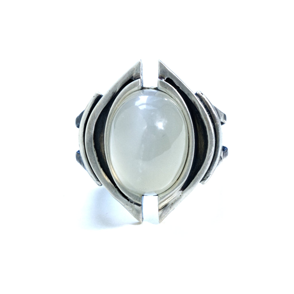 moonstone silver size 7 ring. big but not loud. a subtle cat's eye moonstone. Front