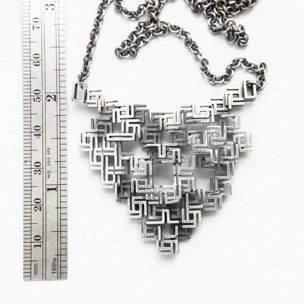 Bismuth patterned pendant with heart shape-measure