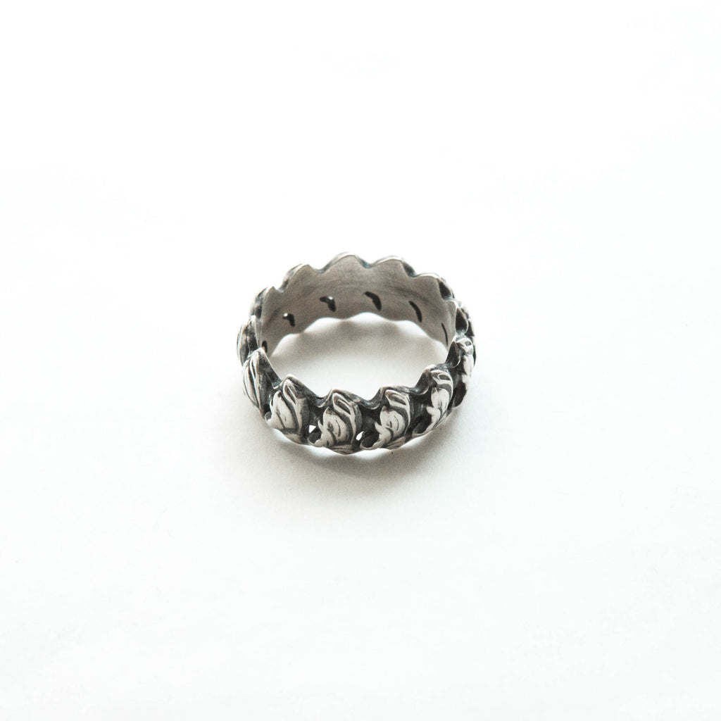 repeating floral/leaf pattern silver ring - top